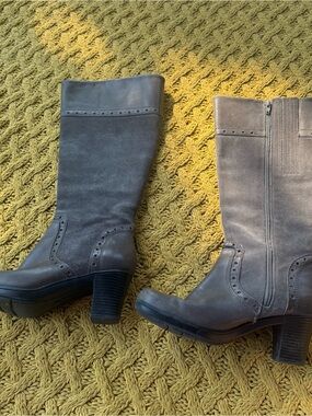 Clarks Knee High Boots Womens 6M Gray Grey Round Toe Block Heel Side Zip Oxford